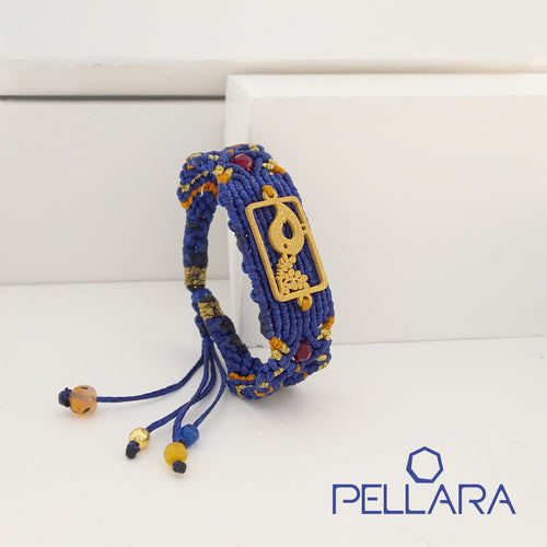 Botte macrame bracelet. golden plated stainless steel plaque. Adjustable, Handmade in Canada.