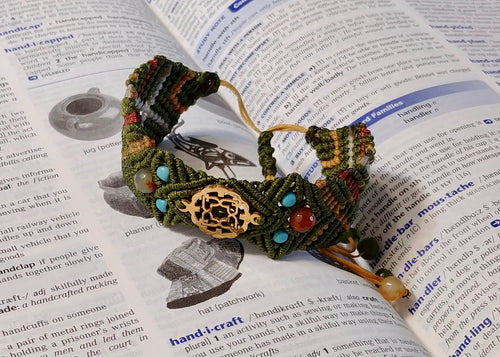 Micro Macrame Bracelet, Circle of Hearts
