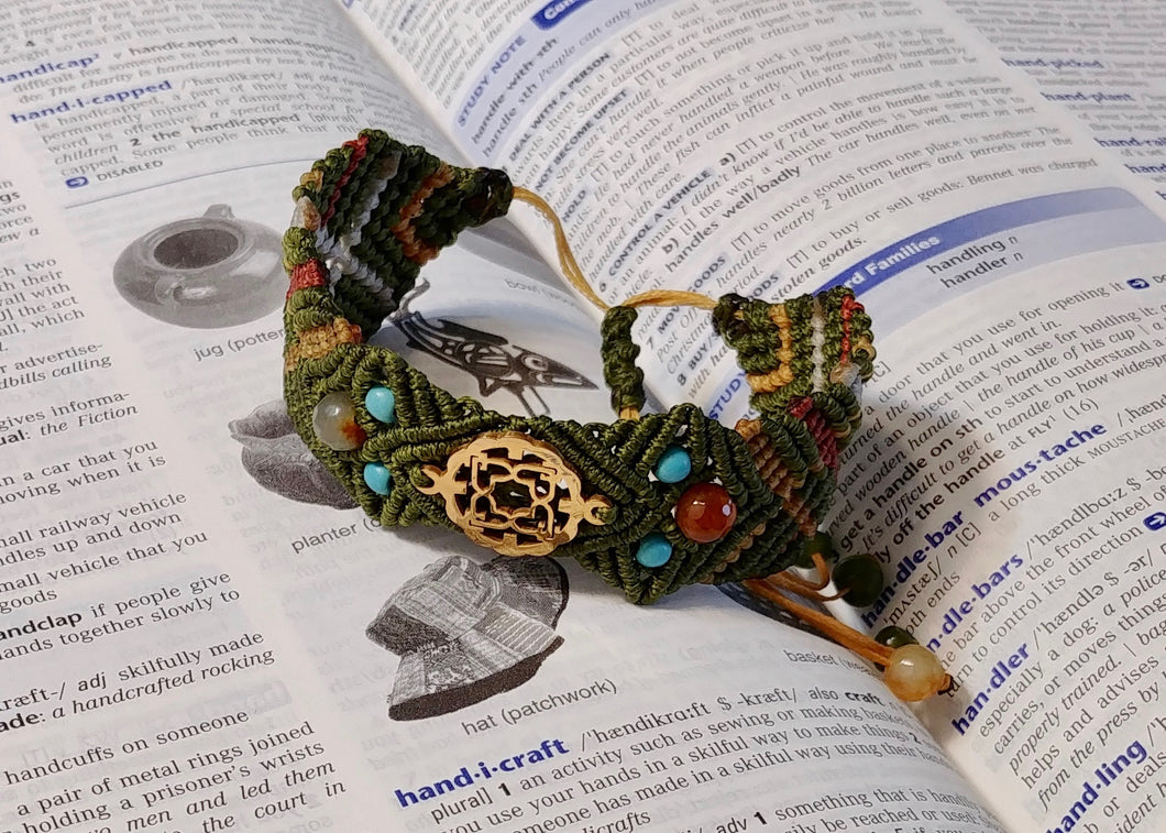 Micro Macrame Bracelet, Circle of Hearts