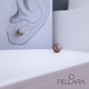 Sterling silver natural gemstone stud earrings contains a sparkling piece of Cubic Zirconia. Very light and hypo-allergenic, 6mm or 8mm beads. Agate