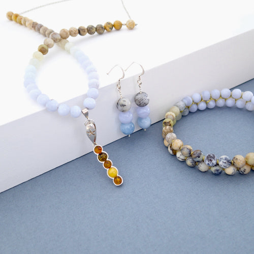 Gemstone and silver jewellery set by Pellara, inspired by nature. Infinite fields, made of amber, agate, quartz, aquamarine and opal.