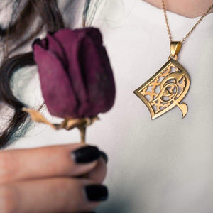 آویز پرنده و پنجره